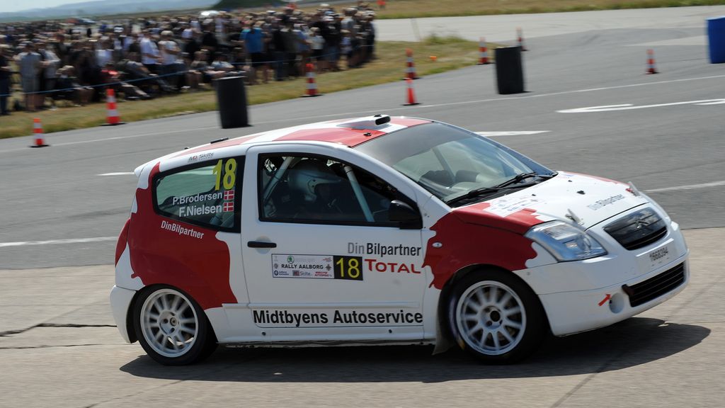Frank Nielsen og Per Brodersen passerer her de flere hundrede tilskuere, som havde fundet vej til Flyvestation Aalborg for at følge de hurtige rallybiler
(Foto: rallypics.dk – Viggo Johansen)